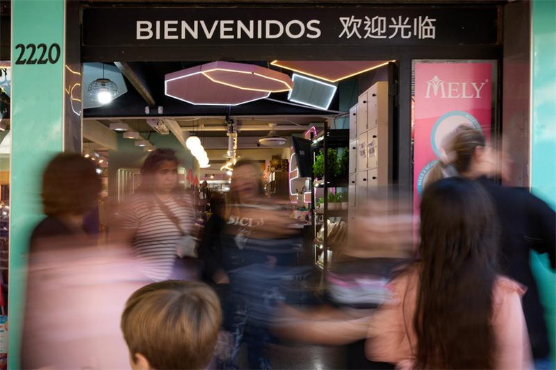 Άνθρωποι περπατούν μπροστά από ένα κινέζικο σούπερ μάρκετ στο Chinatown του Μπουένος Άιρες, Αργεντινή, 10 Μαΐου 2025. (Φωτογραφία / Xinhua)