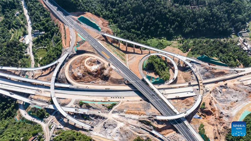 Σε εξέλιξη η κατασκευή του αυτοκινητόδρομου Γκουιγιάνγκ-Πινγκτάνγκ στην επαρχία Γκουϊτζού της Κίνας