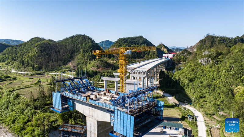 Σε εξέλιξη η κατασκευή του αυτοκινητόδρομου Γκουιγιάνγκ-Πινγκτάνγκ στην επαρχία Γκουϊτζού της Κίνας