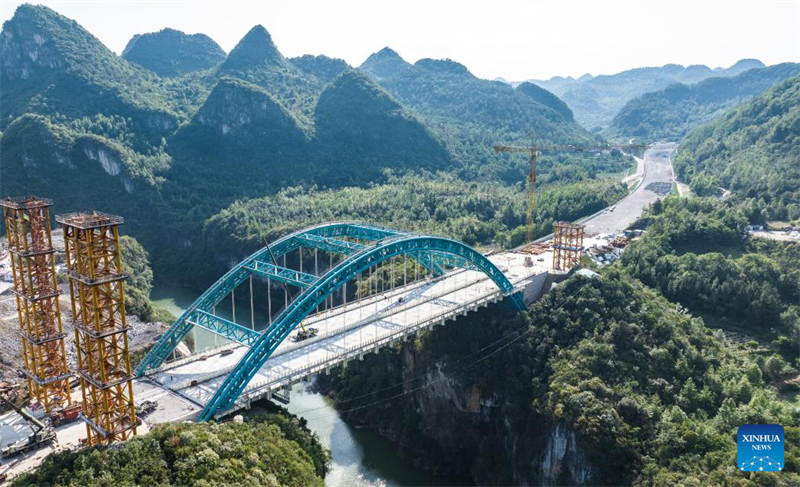 Αεροφωτογραφία τραβηγμένη με drone στις 13 Μαΐου 2025 δείχνει τη γέφυρα του ποταμού Λαμί κατά μήκος του υπό κατασκευή αυτοκινητόδρομου Γκουιγιάνγκ-Πινγκτάνγκ στη νοτιοδυτική επαρχία Γκουϊτζού της Κίνας. (Φωτογραφία / Xinhua)