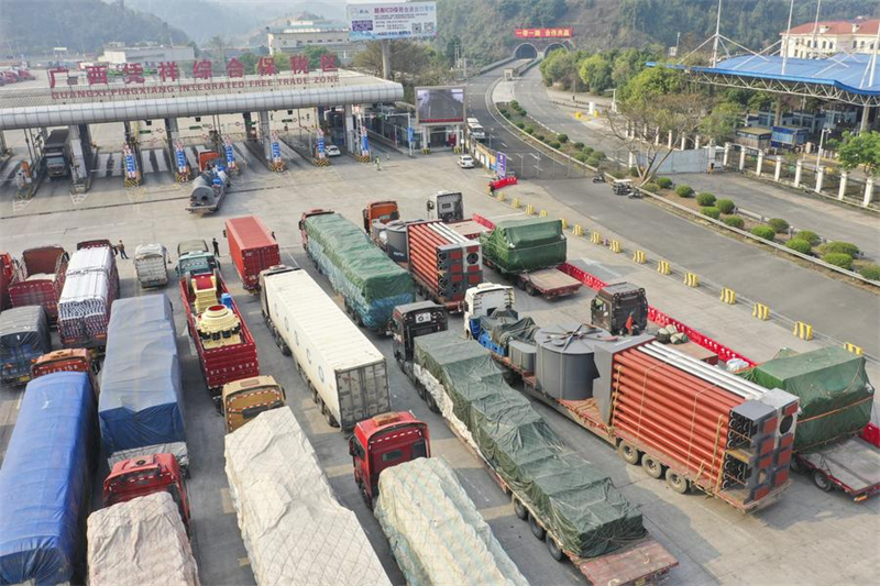 Φωτογραφία drone από τις 21 Μαρτίου 2025 δείχνει φορτηγά με εξοπλισμό προς εξαγωγή στο Βιετνάμ, εντός της Ζώνης Ολοκληρωμένου Ελεύθερου Εμπορίου Πινγκσιάνγκ, στην Αυτόνομη Περιοχή Γκουανγκσί των Ζουάνγκ, στη νότια Κίνα. (Φωτογραφία / Xinhua)