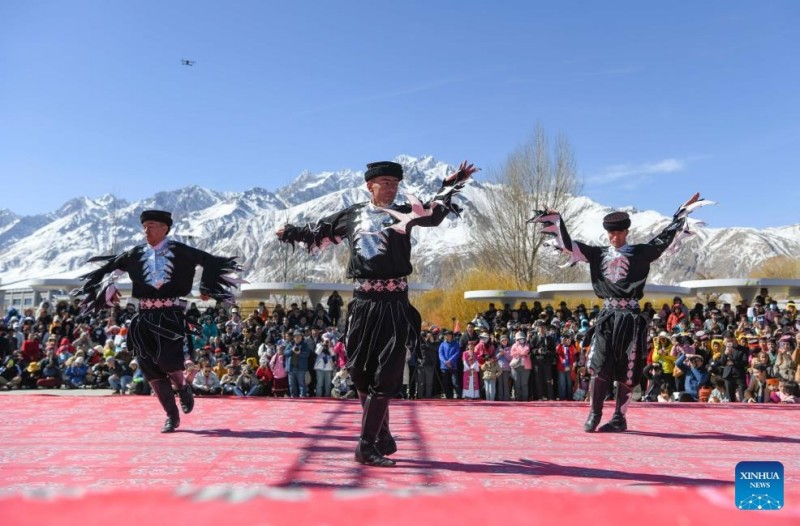 Ηθοποιοί εκτελούν έναν χορό αετού, μια εθνική άυλη πολιτιστική κληρονομιά, στην αυτόνομη κομητεία Ταξκοργκάν Τατζίκ, στην αυτόνομη περιφέρεια Σιντζιάνγκ Ουιγκούρ της βορειοδυτικής Κίνας, 22 Μαρτίου 2025.