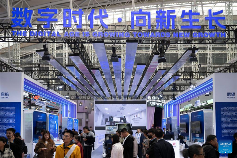 Επισκέπτες στην 34η Διεθνή Οικονομική και Εμπορική Έκθεση Χαρμπίν στην πόλη Χαρμπίν, πρωτεύουσα της επαρχίας Χεϊλονγκτζιάνγκ στην βορειοανατολική Κίνα, στις 19 Μαΐου του 2025. (Φωτογραφία / Xinhua)