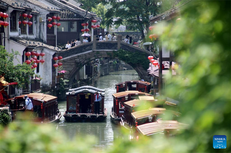 Οι τουρίστες επισκέπτονται μια γραφική περιοχή στην πόλη Σουτζόου, στην επαρχία Τζιανγκσού της ανατολικής Κίνας, στις 19 Μαΐου του 2025. (Φωτογραφία / Xinhua)