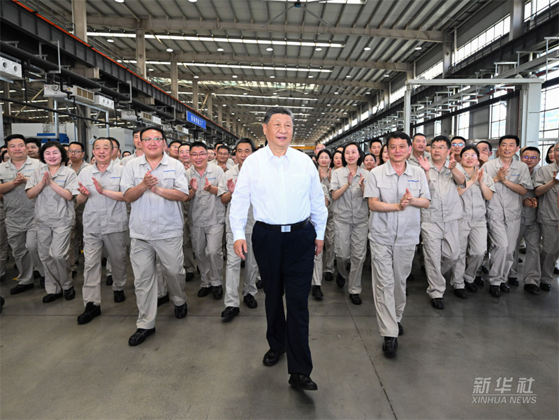 Ο Σι Τζινπίνγκ επιθεωρεί την πόλη Λουογιάνγκ στην κεντρική Κίνα