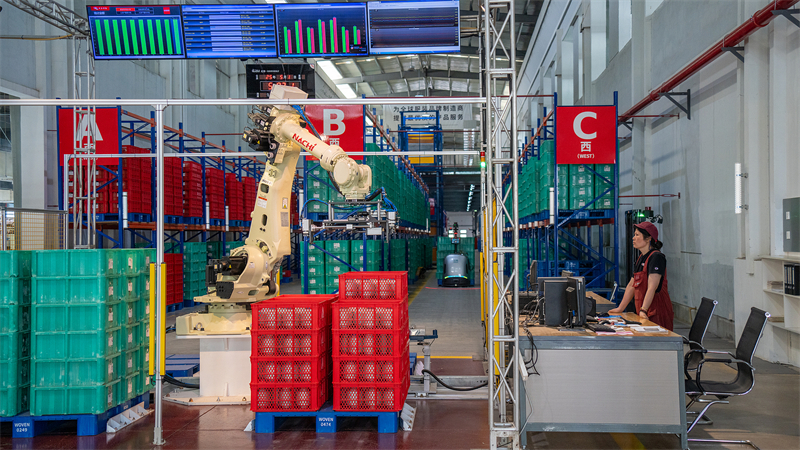 Ένας ρομποτικός βραχίονας βοηθά στις εργασίες αποθήκευσης ενός εργοστασίου κλωστοϋφαντουργίας στην επαρχία Τζετζιάνγκ της Κίνας, στις 14 Μαΐου 2025. (Φωτογραφία / VCG)