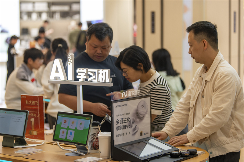 Καταναλωτές επιλέγουν νέα ηλεκτρονικά προϊόντα σε εμπορικό κέντρο στην επαρχία Τζετζιάνγκ, 13 Απριλίου 2025. (Φωτογραφία / VCG)