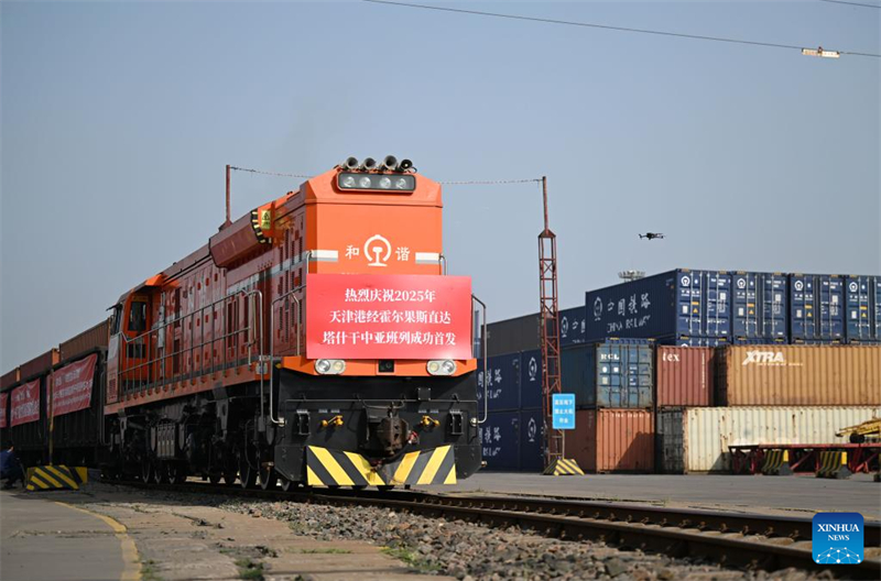 Ένα εμπορευματικό τρένο Κίνας-Κεντρικής Ασίας με προορισμό την Τασκένδη μέσω Χόργκος αναχωρεί από σταθμό στο λιμάνι Τιαντζίν, της πόλης Τιαντζίν, στην βόρεια Κίνα, στις 20 Μαΐου του 2025. (Φωτογραφία / Xinhua)