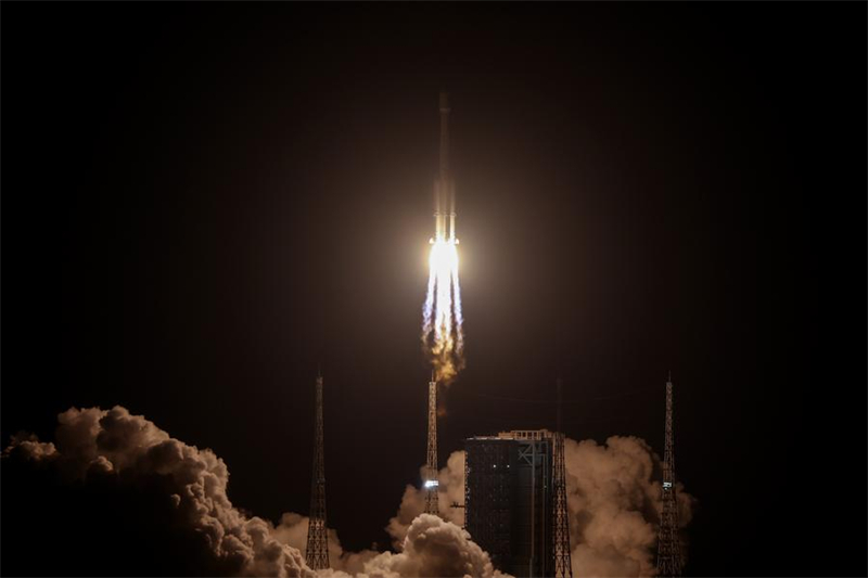 Ο ​​δορυφόρος ChinaSat 3B εκτοξεύτηκε στις 7:50 μ.μ. (ώρα Πεκίνου) με έναν πύραυλο Long March-7A. (Φωτογραφία / Xinhua)