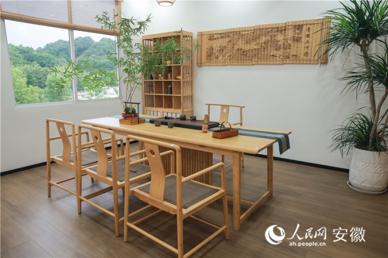 Μια τσαγερί αναψυχής επιπλωμένη με τραπέζια και καρέκλες από μπαμπού. 