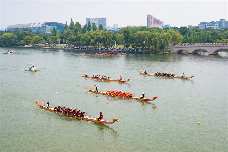 Πόλη Ναντζίνγκ: Αγώνας με βάρκες σε σχήμα Δράκων για τον εορτασμό του Φεστιβάλ Ντουάνγου
