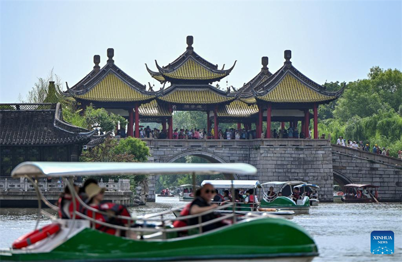 Τουρίστες επισκέπτονται το γραφικό σημείο της Λίμνης Σλέντερ Γουέστ στο Μεγάλο Κανάλι στην πόλη Γιανγκζού, της επαρχίας Τζιανγκσού, στις 19 Μαΐου του 2025. (Φωτογραφία / Xinhua)