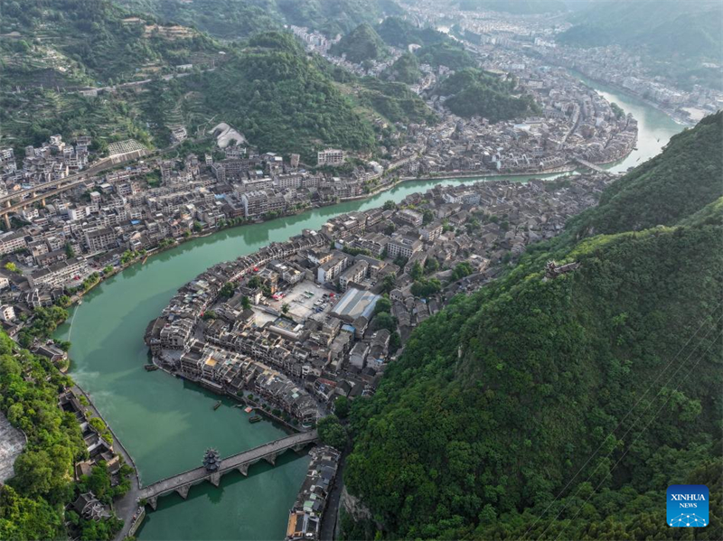 Μια φωτογραφία από drone δείχνει την θέα της αρχαίας πόλης Zhenyuan στην Αυτόνομη Νομαρχία Τσιεντονγκνάν Μιάο και Ντόνγκ (Qiandongnan Miao και Dong) της επαρχίας Γκουεϊτζόου (Guizhou), στην νοτιοδυτική Κίνα, στις 20 Μαΐου του 2025. (Φωτογραφία / Xinhua)