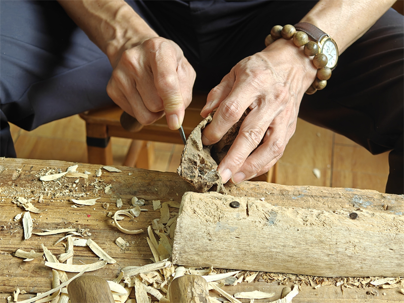 Ο Χουάνγκ Όου (Huang Ou), αντιπροσωπευτικός κληρονόμος του εθνικού έργου Άυλης Πολιτιστικής Κληρονομιάς «Δεξιότητες Παρασκευής Γκουανσιάνγκ (Guanxiang Making Skills)», παρουσιάζει τη διαδικασία παραγωγής του αρώματος. (Φωτογραφία / Λαϊκή Καθημερινή Online)