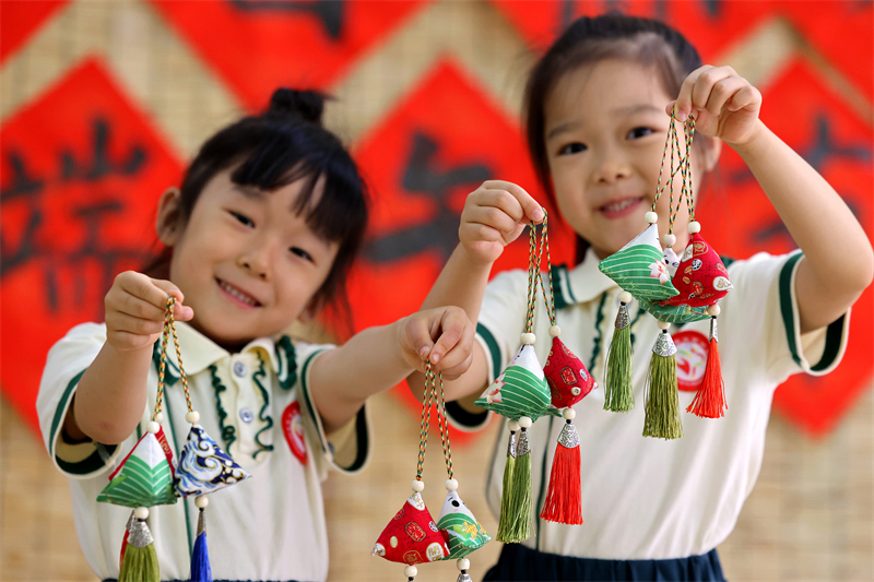 Επαρχία Σαντόνγκ: Χαριτωμένα παιδιά καλωσορίζουν το «Διπλό Φεστιβάλ»