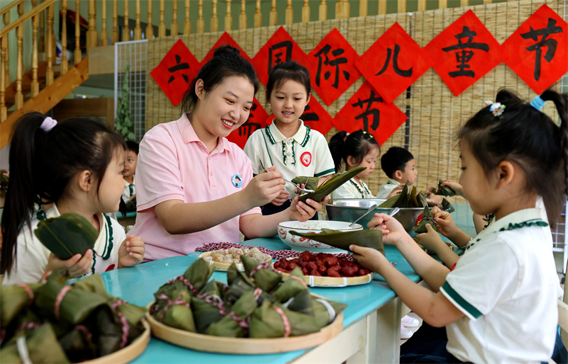 Επαρχία Σαντόνγκ: Χαριτωμένα παιδιά καλωσορίζουν το «Διπλό Φεστιβάλ»