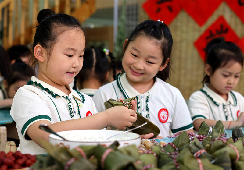 Επαρχία Σαντόνγκ: Χαριτωμένα παιδιά καλωσορίζουν το «Διπλό Φεστιβάλ»