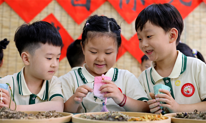Επαρχία Σαντόνγκ: Χαριτωμένα παιδιά καλωσορίζουν το «Διπλό Φεστιβάλ»