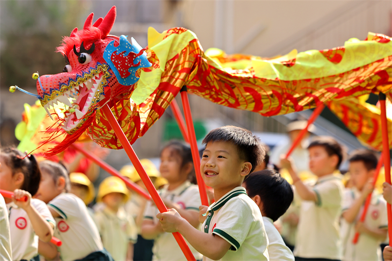 Επαρχία Σαντόνγκ: Χαριτωμένα παιδιά καλωσορίζουν το «Διπλό Φεστιβάλ»