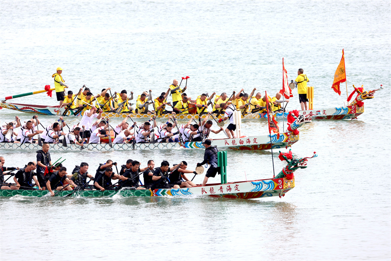 Επαρχία Φουτζιέν: Αγώνες με βάρκες σε σχήμα δράκου στη θάλασσα