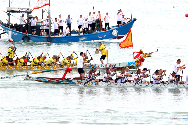 Επαρχία Φουτζιέν: Αγώνες με βάρκες σε σχήμα δράκου στη θάλασσα