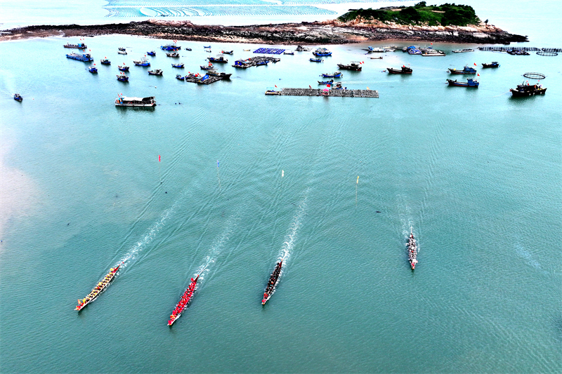 Στις 27 Μαΐου του 2025, οι κάτοικοι της κομητείας Λιαντζιάνγκ στην επαρχία Φουτζιέν διοργάνωσαν αγώνες με βάρκες σε σχήμα δράκου στη θάλασσα. (Φωτογραφία / Λαϊκή Καθημερινή Online)