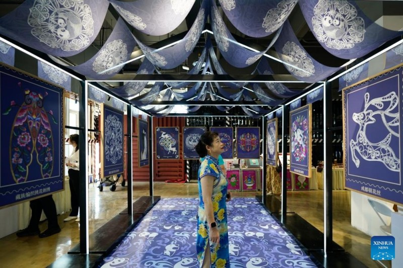 Επισκέπτες βλέπουν έργα άυλης πολιτιστικής κληρονομιάς