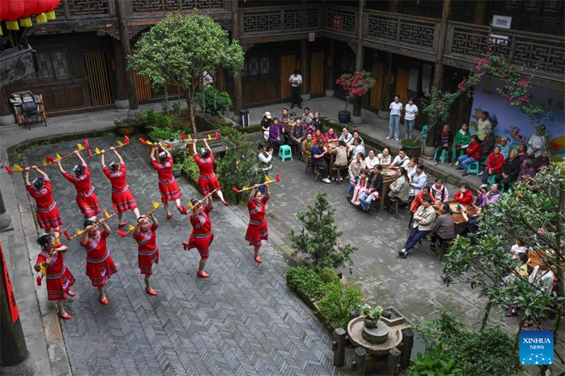 Διεθνείς φοιτητές παρακολουθούν μια πολιτιστική δραστηριότητα ενόψει του Φεστιβάλ Ντουανγού στην πόλη Τσονγκτσίνγκ