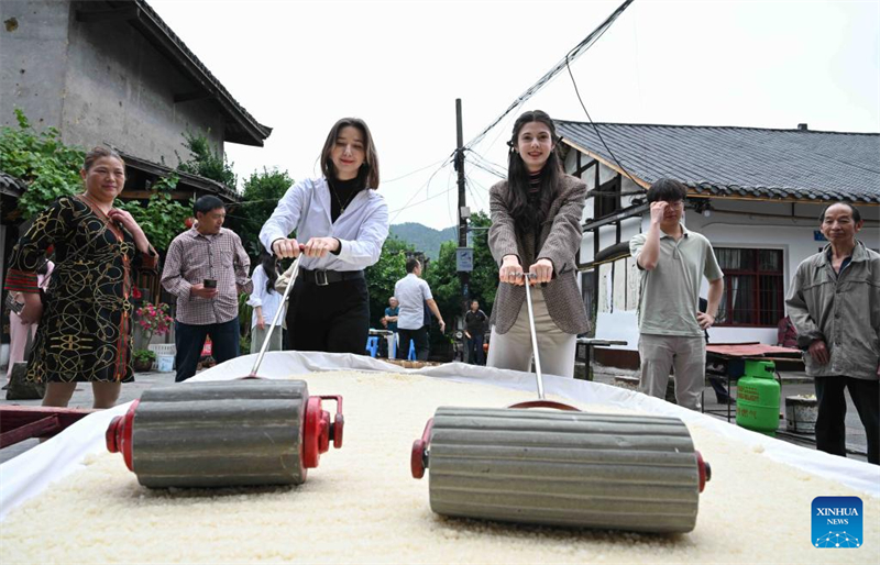 Διεθνείς φοιτητές παρακολουθούν μια πολιτιστική δραστηριότητα ενόψει του Φεστιβάλ Ντουανγού στην πόλη Τσονγκτσίνγκ