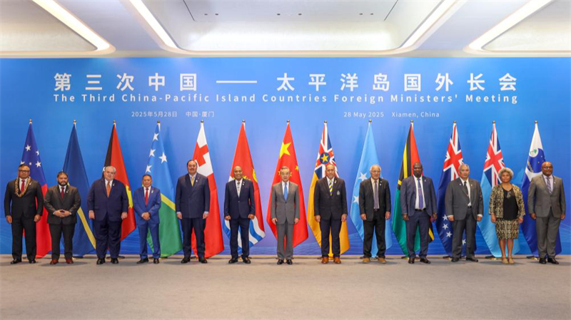 Ο Κινέζος Υπουργός Εξωτερικών Γουάνγκ Γι, επίσης μέλος του Πολιτικού Γραφείου της Κεντρικής Επιτροπής του Κομμουνιστικού Κόμματος της Κίνας, συνδιοργανώνει την Τρίτη Συνάντηση Υπουργών Εξωτερικών Κίνας-Νησιωτικών Χωρών του Ειρηνικού με τον Πρόεδρο και Υπουργό Εξωτερικών του Κιριμπάτι Τανέτι Μααμάου στο Σιαμέν, στην επαρχία Φουτζιάν της νοτιοανατολικής Κίνας, στις 28 Μαΐου 2025. (Φωτογραφία / Xinhua)