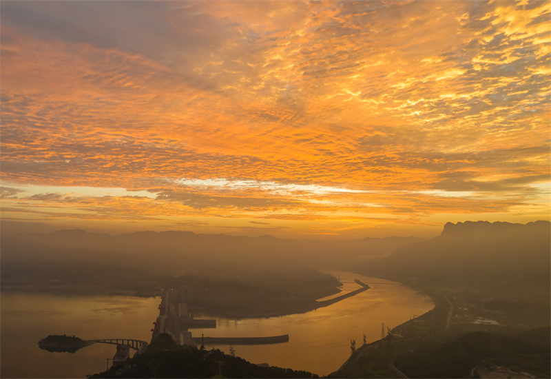 Επαρχία Χουμπέϊ: Η Όμορφη Αυγή Πάνω από τo Φράγμα των Τριών Φαραγγιών