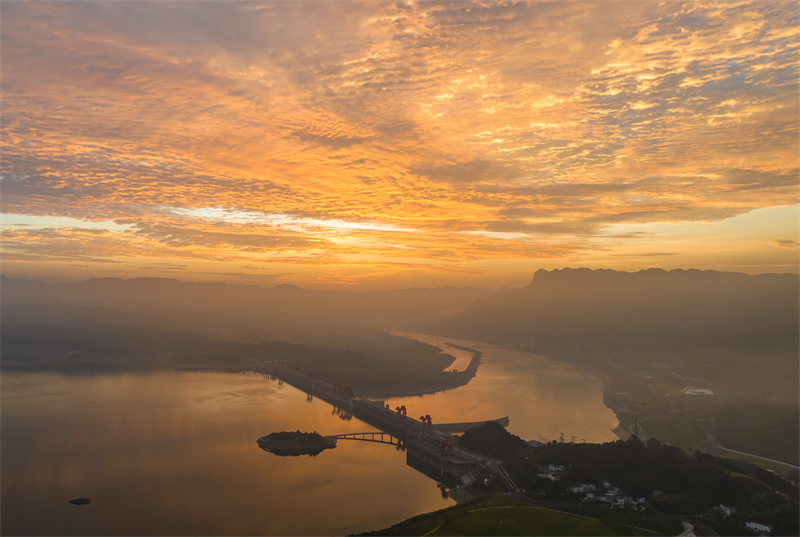 Επαρχία Χουμπέϊ: Η Όμορφη Αυγή Πάνω από τo Φράγμα των Τριών Φαραγγιών