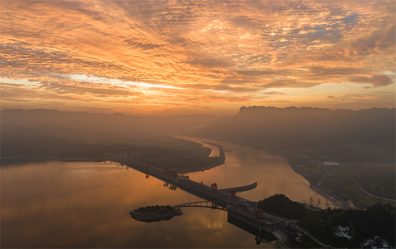 Επαρχία Χουμπέϊ: Η Όμορφη Αυγή Πάνω από τo Φράγμα των Τριών Φαραγγιών