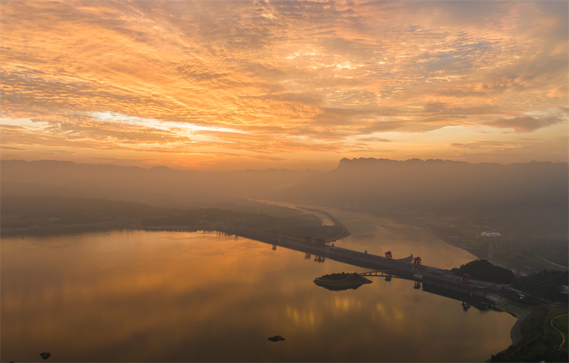 Επαρχία Χουμπέϊ: Η Όμορφη Αυγή Πάνω από τo Φράγμα των Τριών Φαραγγιών