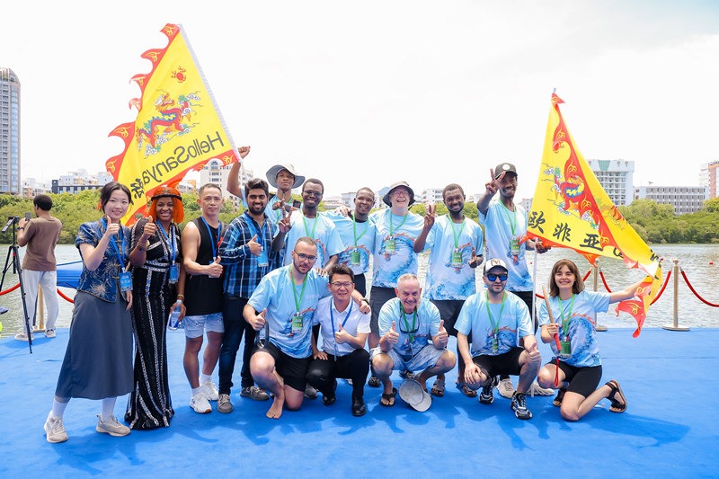 Ξένοι Φίλοι Συμμετέχουν σε Αγώνες με Βάρκες σε Σχήμα Δράκων στη Σανγιά