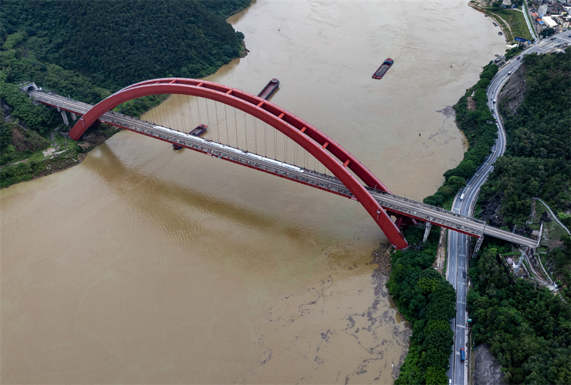 Επαρχία Γκουανγκντόνγκ: Πολυσύχναστες μεταφορές στην Χρυσή Υδάτινη Οδό του Ποταμού Tζου