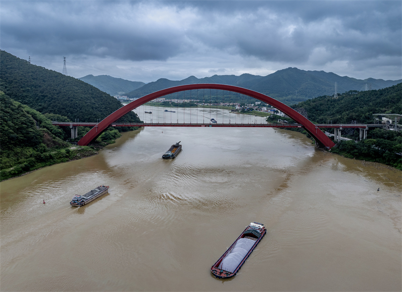 Επαρχία Γκουανγκντόνγκ: Πολυσύχναστες μεταφορές στην Χρυσή Υδάτινη Οδό του Ποταμού Tζου