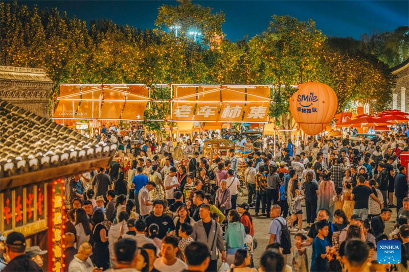 Τουρίστες επισκέπτονται την γραφική περιοχή του αρχαίου δρόμου Χετόου (Hetou) στην πόλη Τανγκσάν (Tangshan), στην επαρχία Χεμπέϊ (Hebei), στις 2 Ιουνίου του 2025. (Φωτογραφία / Xinhua)