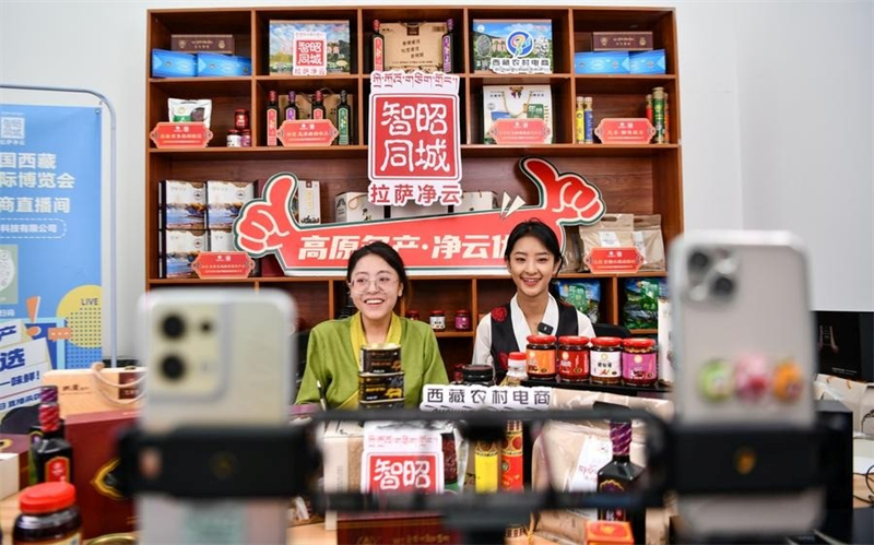 Θιβετιανές σπεσιαλιτέ πωλούνται μέσω ζωντανής μετάδοσης στην 5η Έκθεση Τουρισμού και Πολιτισμού της Κίνας Σιτζάνγκ στη Λάσα, πρωτεύουσα της Αυτόνομης Περιφέρειας Σιτζάνγκ (Θιβέτ) της νοτιοδυτικής Κίνας, στις 18 Ιουνίου του 2023. (Φωτογραφία / Xinhua)