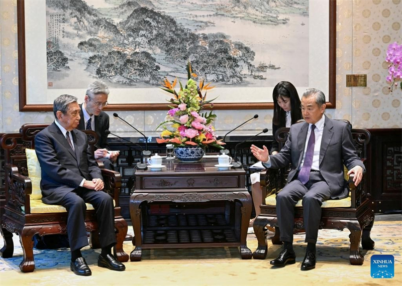 Ο Γουάνγκ Γι (Wang Yi), μέλος του Πολιτικού Γραφείου της Κεντρικής Επιτροπής του Κομμουνιστικού Κόμματος της Κίνας και διευθυντής του Γραφείου της Κεντρικής Επιτροπής Εξωτερικών Υποθέσεων, συναντάει τον Γιοχέι Κόνο (Yohei Kono), πρόεδρο του Ιαπωνικού Συνδέσμου για την Προώθηση του Διεθνούς Εμπορίου (Japanese Association for the Promotion of International Trade - JAPIT), στο Πεκίνο, την πρωτεύουσα της Κίνας, στις 4 Ιουνίου του 2025. (Φωτογραφία / Xinhua)