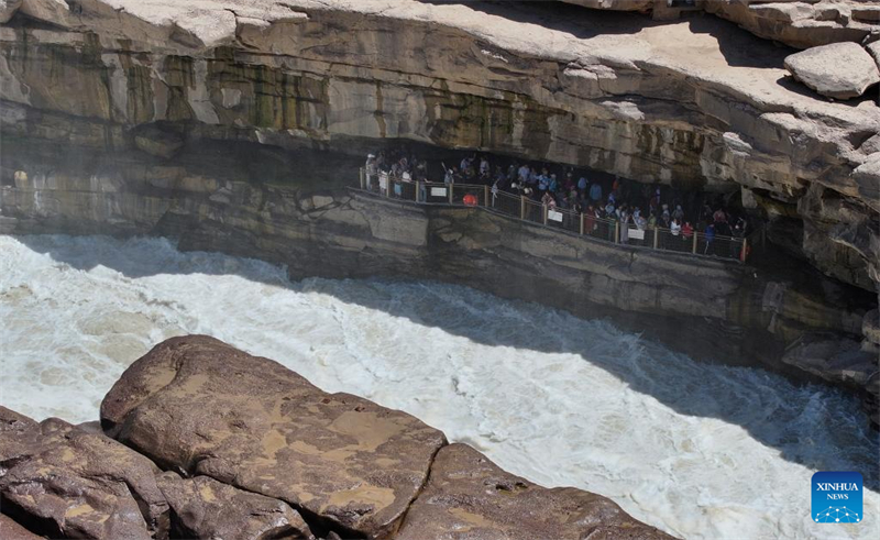 Τουρίστες επισκέπτονται τον καταρράκτη Χουκόου στον Κίτρινο Ποταμό