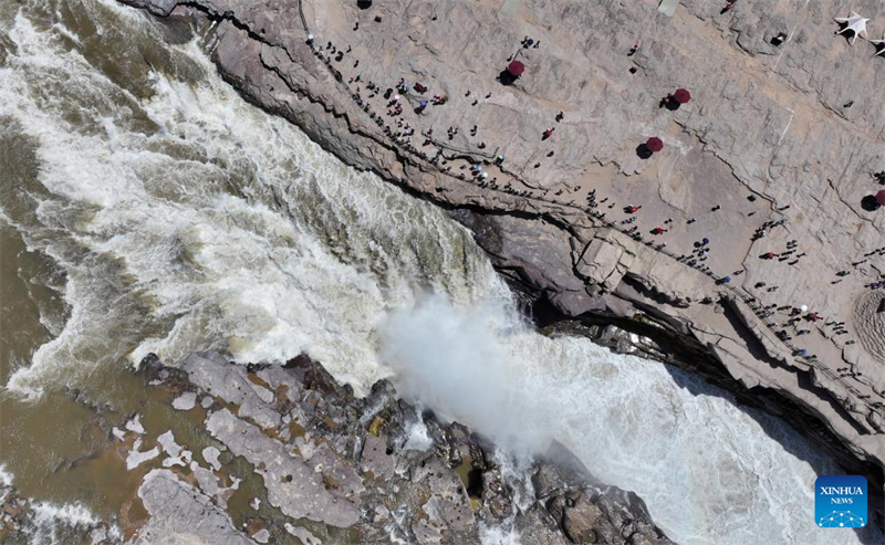 Τουρίστες επισκέπτονται τον καταρράκτη Χουκόου στον Κίτρινο Ποταμό