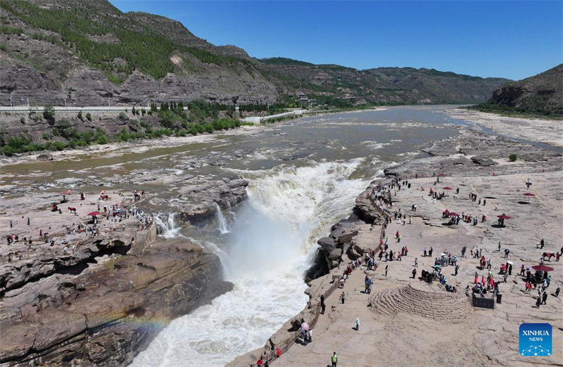 Τουρίστες επισκέπτονται τον καταρράκτη Χουκόου στον Κίτρινο Ποταμό