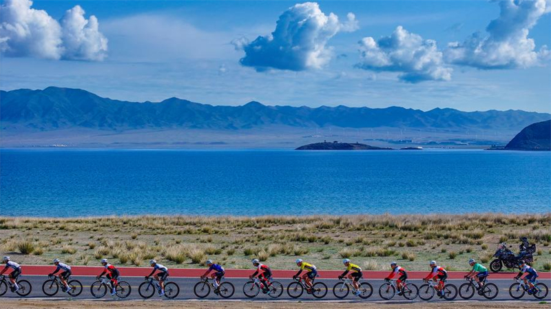 Ποδηλάτες στην πέμπτη διαδρομή του Γύρου της Λίμνης Σαϊράμ στην Αυτόνομη Νομαρχία Μογγολίας Μπορτάλα (Bortala), στην Αυτόνομη Περιφέρεια των Ουιγούρων της επαρχίας Σιντζιάνγκ, στις 4 Ιουνίου του 2025. (Φωτογραφία / Xinhua)