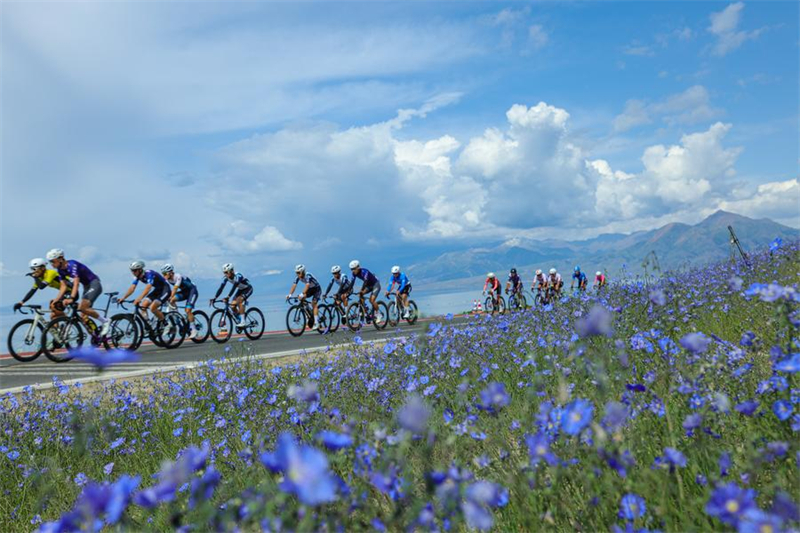 Ποδηλάτες στην πέμπτη διαδρομή του Γύρου της Λίμνης Σαϊράμ στην Αυτόνομη Νομαρχία Μογγολίας Μπορτάλα (Bortala), στην Αυτόνομη Περιφέρεια των Ουιγούρων της επαρχίας Σιντζιάνγκ, στις 4 Ιουνίου του 2025. (Φωτογραφία / Xinhua)