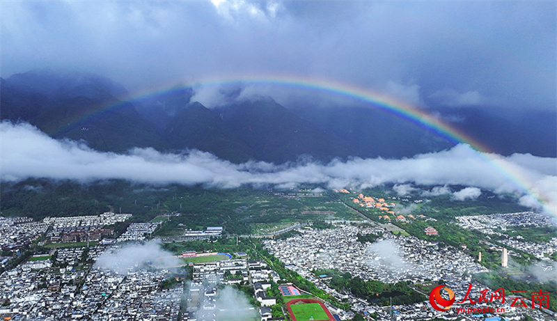 Ομίχλη και ουράνιο τόξο εμφανίζονται πάνω από το βουνό Τσανγκσάν μετά τη βροχή. (Φωτογραφία / Λαϊκή Καθημερινή Online)