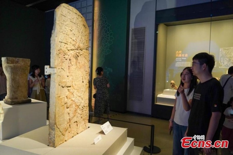 Επισκέπτες παρατηρούν εκθέματα στην έκθεση «Μάγια, Σέιμπα και Σύμπαν» στο Μουσείο Χενάν στην πόλη Τζενγκζόου, στην επαρχία Χενάν της κεντρικής Κίνας, την 1η Ιουνίου 2025.