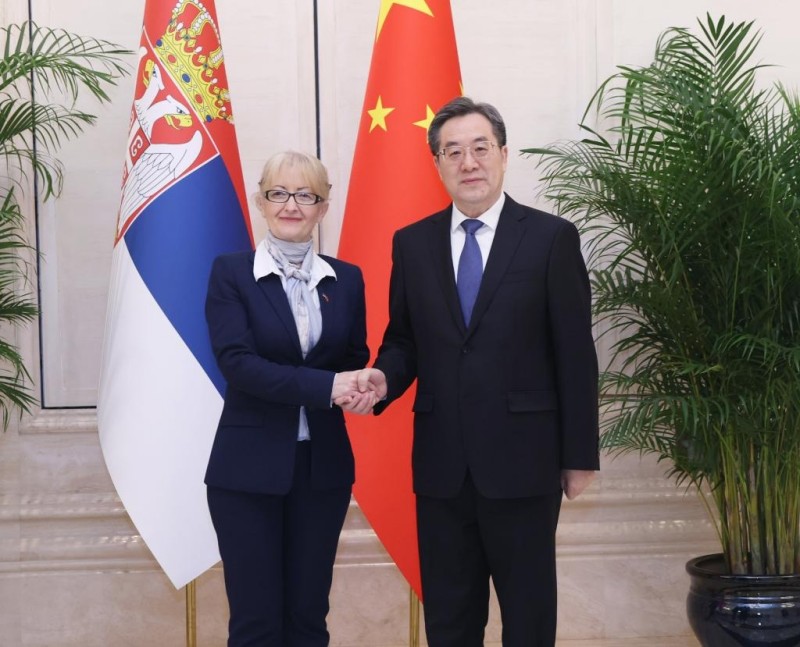 Ο Κινέζος Αντιπρόεδρος της Κυβέρνησης Ντινγκ Σιουεσιάνγκ συναντάται με την Αντιπρόεδρο της Εθνοσυνέλευσης της Σερβίας Μαρίνα Ραγκούς στην πόλη Τσενγκντού, στις 10 Ιουνίου του 2025. (Φωτογραφία/Xinhua)