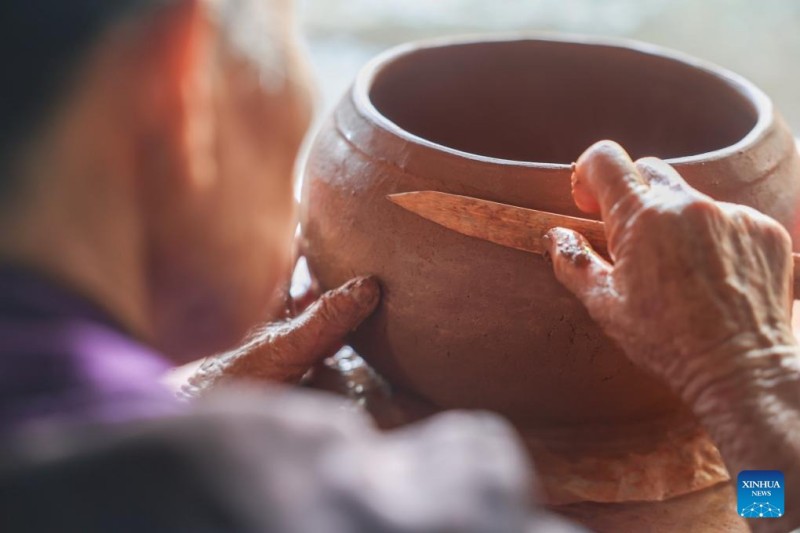 Κάτοικος του χωριού κατασκευάζει ένα κεραμικό έργο της εθνοτικής ομάδας Λι σε έναν συνεταιρισμό κεραμικής στο χωριό Χέϊτου της πόλης Σάνγια, της επαρχίας Χαϊνάν στην νότια Κίνα, στις 9 Ιουνίου του 2025.