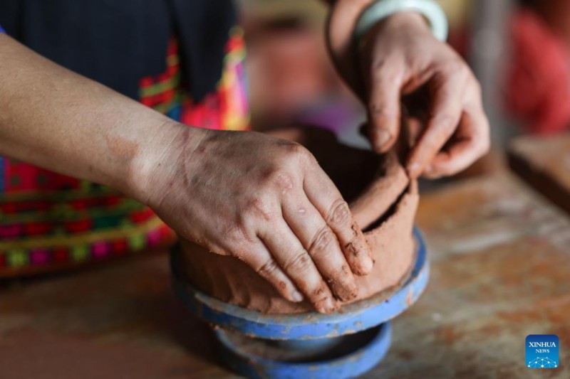 Το χωριό Χέιτου της Νότιας Κίνας ιδρύει συνεταιρισμό για την προώθηση της κεραμικής της εθνοτικής ομάδας Λι